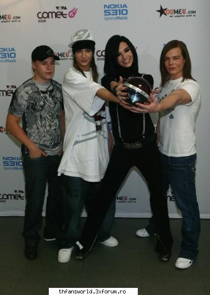 barfa gratuita! - nu stiu cand o sa mai intrati dar am auzit o" - Vrei sa dansezi cu noi?